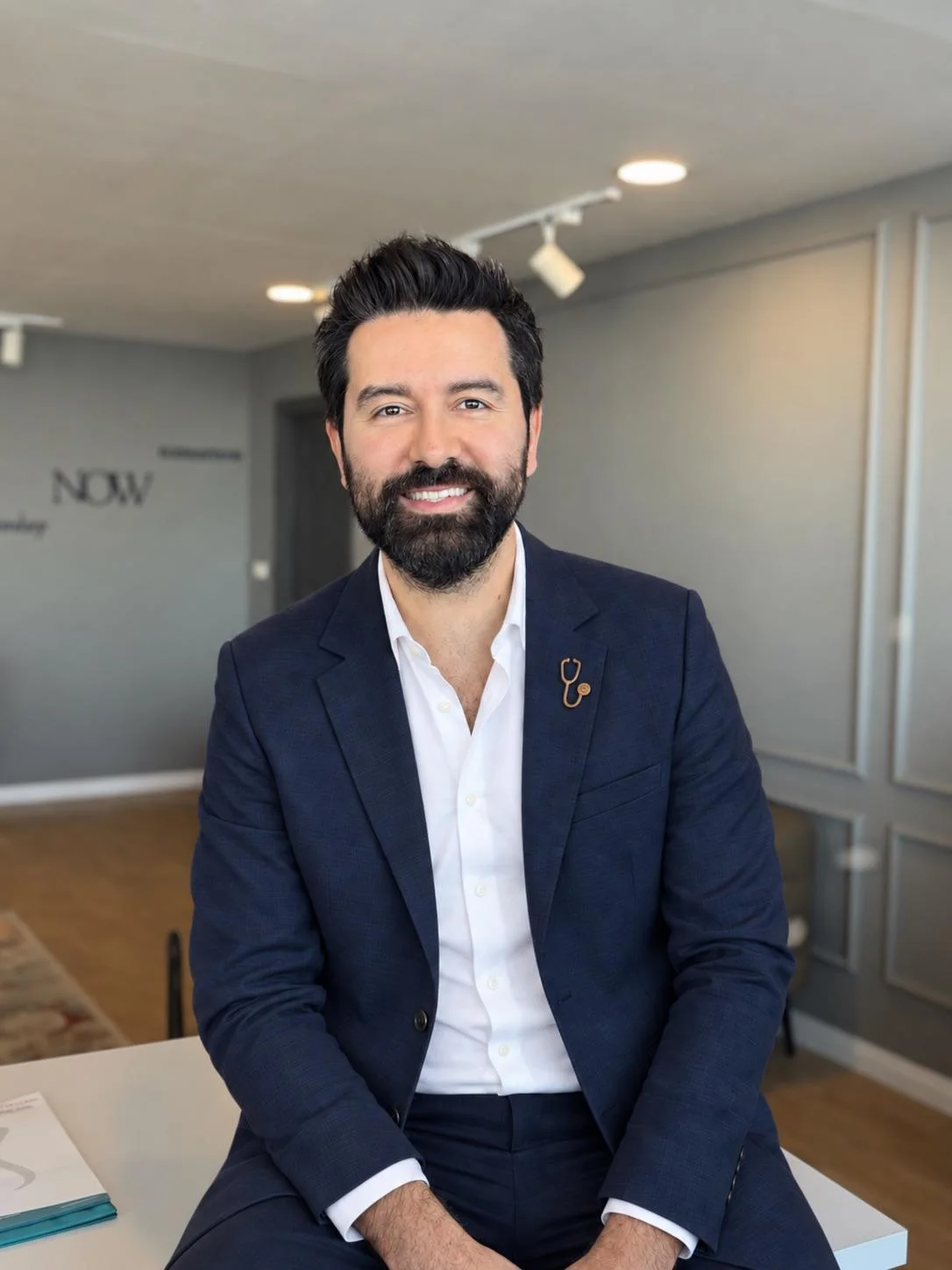 Uzm. Dr. Serkan Süren, beyaz önlüğüyle kliniğinde